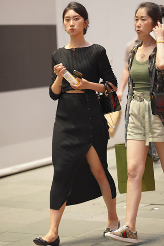 街拍漂亮的黑色裙小姐姐