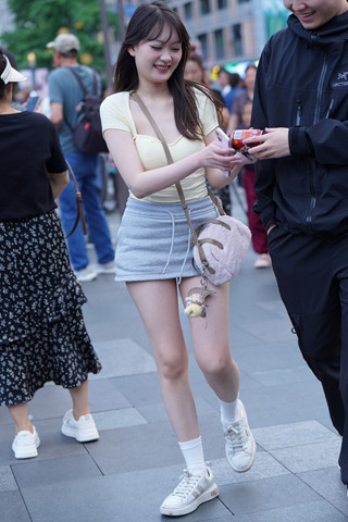 开朗，笑容甜美的小女友