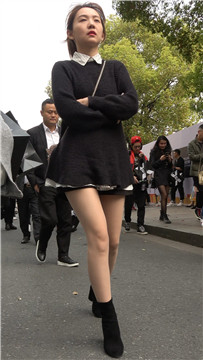 4K - 街拍美女小姐姐穿上丝袜的美腿完全看不出 [984 MB/mp4]