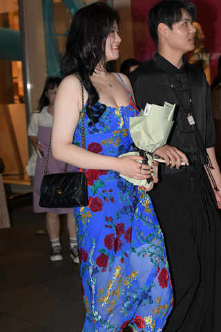 风韵的吊带蓝裙成熟贵妇