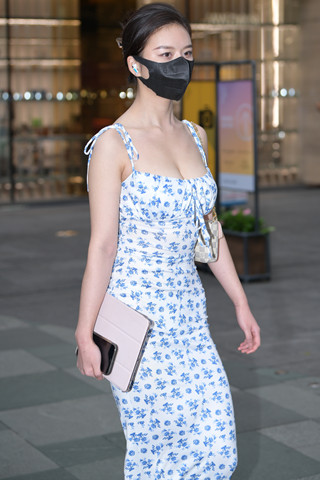 街拍吊带花长裙丰满美女