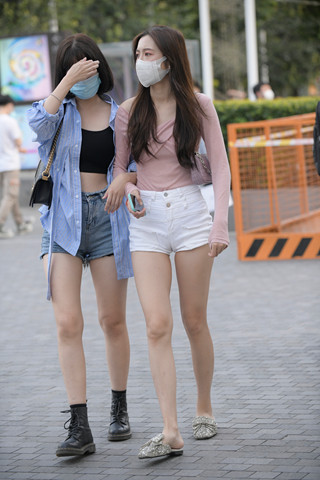 街拍白热裤小妹跟闺蜜