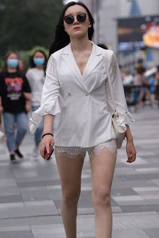街拍超薄丝腿墨镜女~