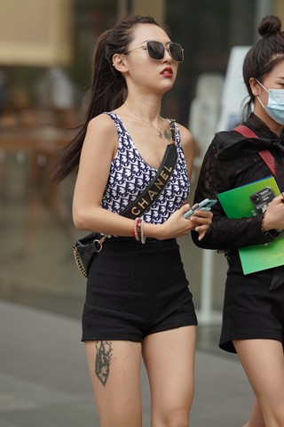 街拍马尾辫小姐姐