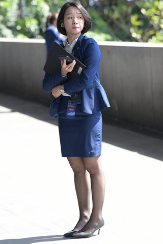 短发职业装OL黑丝美眉