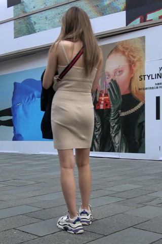 4K - 米色包臀裙美眉 [2.17 GB/MP4]