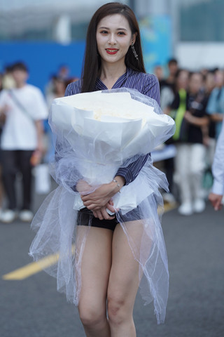 捧这花花的大长腿美女