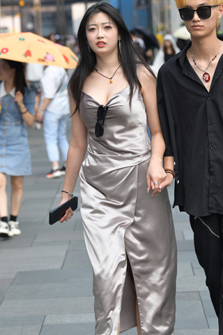 街拍吊带长裙微胖女盆友