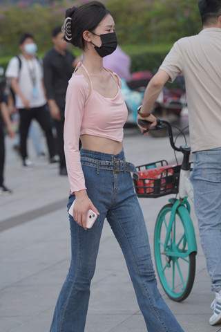 街拍苗条的牛仔裤小姐姐