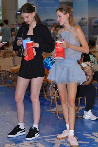 两位高挑的洋妞