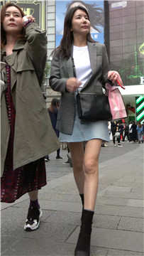 4K - 街拍牛仔裙美腿成熟美女姐姐 [1.00 GB/MP4]