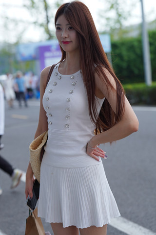 白短裙长腿平底鞋小姐姐