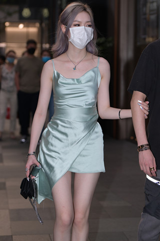 美腿吊带裙气质美女