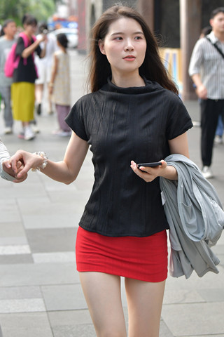 街拍小红短裙小姐姐跟闺蜜牵手逛街