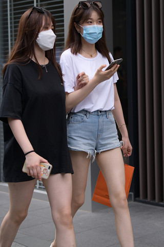 街拍小清新热裤美眉姐妹
