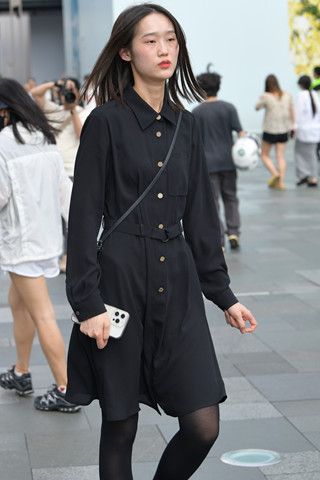 街拍黑色裙小姐姐