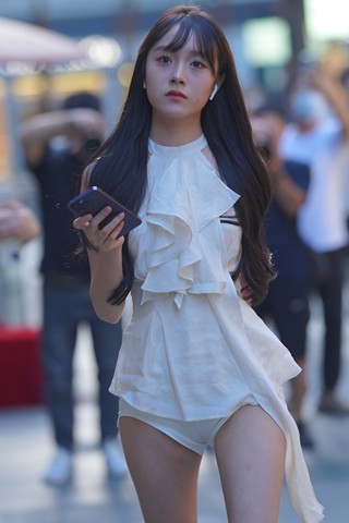 街拍紧身白热裤长腿小姐姐 【图片➕视频】