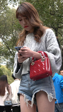 4K - 性感大长腿长靴热裤街拍美女 [2.33 GB/MP4]