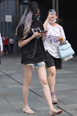 街拍听歌的热裤小妹