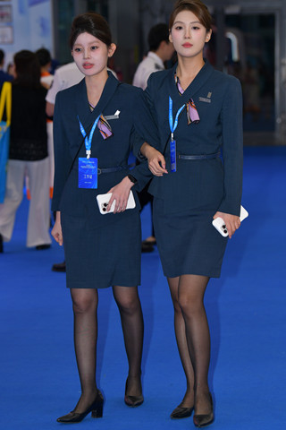 两位黑丝展会参展工作小姐姐