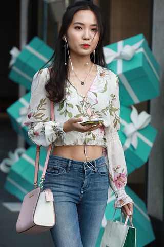 搭讪逛街购物的牛仔美眉