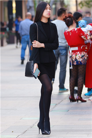 性感黑丝长腿高跟女子