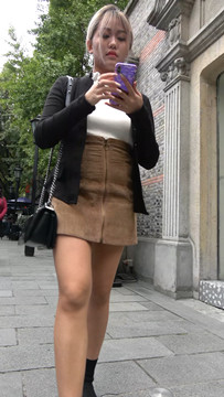 街拍棕色裙街拍美腿气质美女 [1.13 GB/MP4]