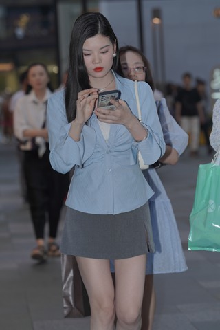 街拍美腿小姐姐