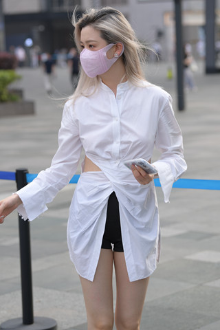 街拍牵着狗狗的白衬衫小姐姐