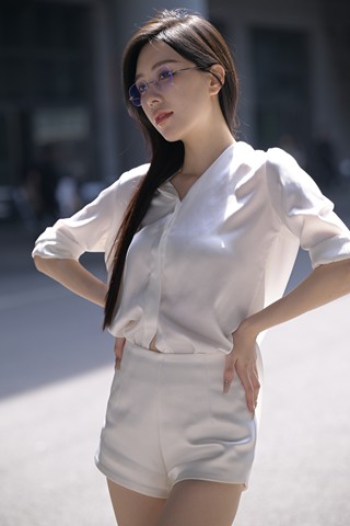 搭讪戴无框眼镜的美腿美女