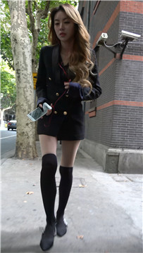 听歌走路的长筒靴美腿时尚街拍美女 [851 MB/MP4]