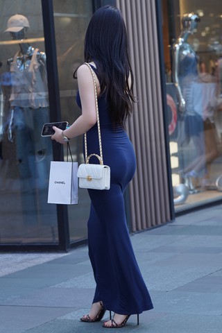 长裙韵味丰腴美女