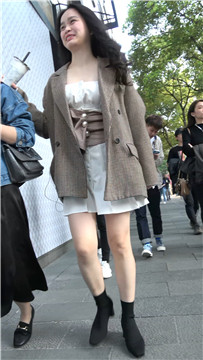 白裙美腿气质美女