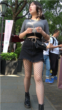 4K - 街拍网袜、短裤妹子 [1.24 GB/MP4]