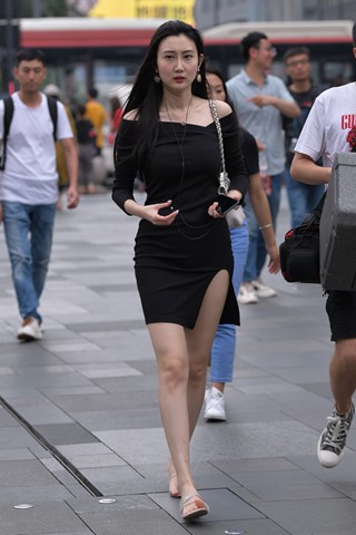 街拍性感大长腿美女