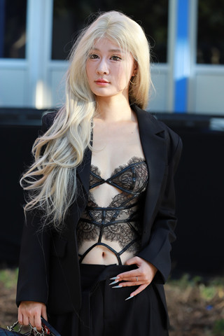 黑色长裤性感美女