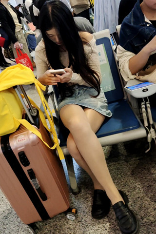 候车室的牛仔短裙小妹