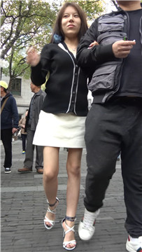 4K - 白色短裙高跟美眉 [1.56 GB/MP4]