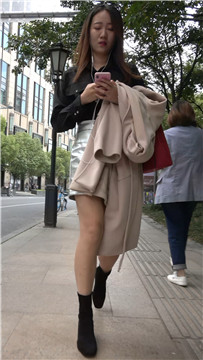 4K - 街拍美腿皮裙性感气质漂亮美女姐姐 [1.46 GB/MP4]