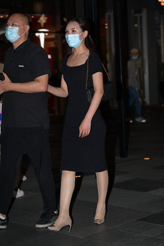 夜拍黑色裙贵妇