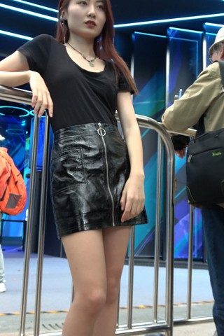 4k - 漂亮的皮短裙小姐姐，黑色T恤 [1.56 GB/MP4]