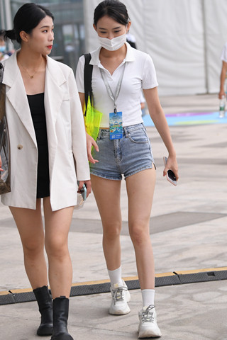 展会场外拍热牛小妹