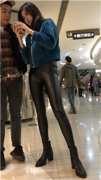 4k-超高颜值紧身皮裤街拍好身材女神美女第一集 [2.23 GB]