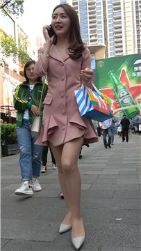 笑容美丽的粉衣街拍高跟女神