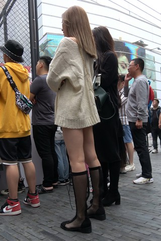 4K - 街拍针织毛衣美腿靓女 [2.89 GB/MP4]