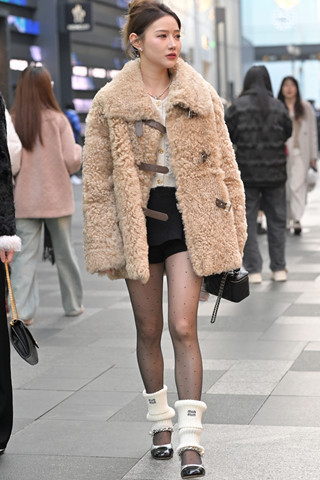 街拍黑丝波点丝袜小姐姐