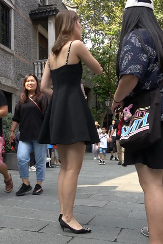 4K - 街拍黑色吊带裙姑娘 [2.10 GB/MP4]