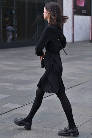 街拍黑丝黑裙美眉