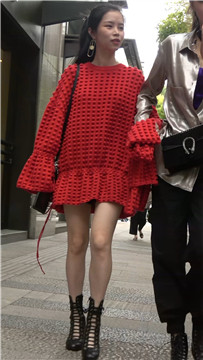 4K - 街拍红衣街拍美腿街拍美女 [644 MB/MP4]