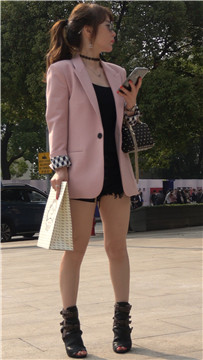 4K - 粉色西装外套街拍美腿热裤气质美女 [1.32 GB/MP4]